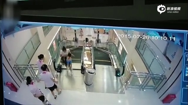 視頻：女子被攪入手扶電梯身亡 太慘了！