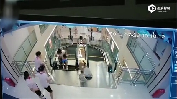 視頻：女子被攪入手扶電梯身亡 太慘了！