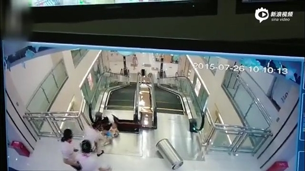 視頻：女子被攪入手扶電梯身亡 太慘了！
