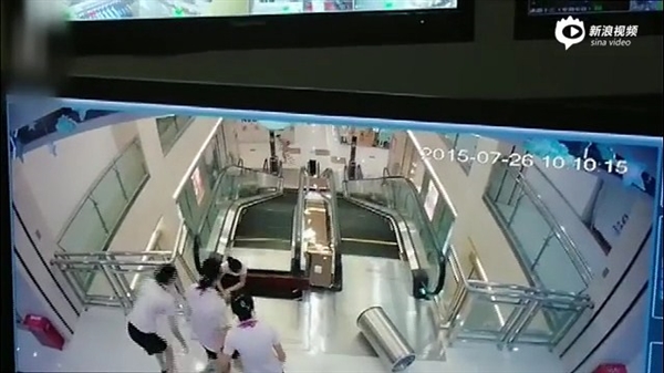 視頻：女子被攪入手扶電梯身亡 太慘了！