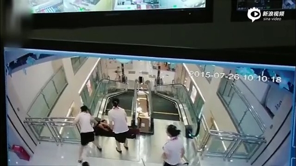視頻：女子被攪入手扶電梯身亡 太慘了！