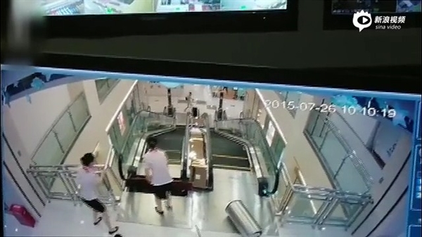 視頻：女子被攪入手扶電梯身亡 太慘了！
