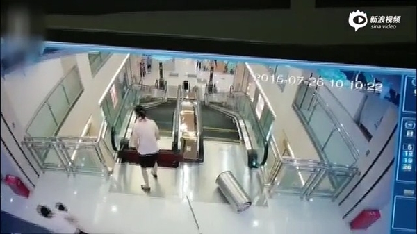 視頻：女子被攪入手扶電梯身亡 太慘了！
