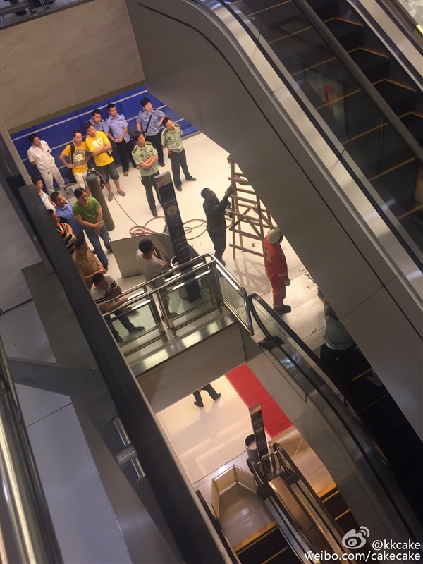 視頻：女子被攪入手扶電梯身亡 太慘了！