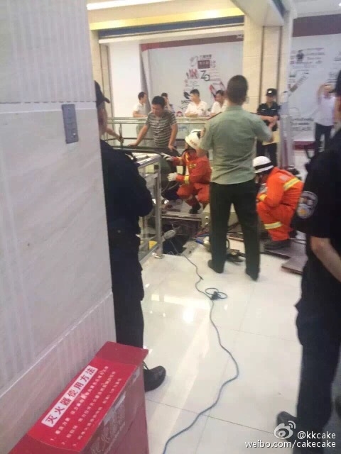 視頻：女子被攪入手扶電梯身亡 太慘了！