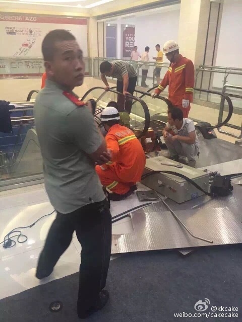 視頻：女子被攪入手扶電梯身亡 太慘了！