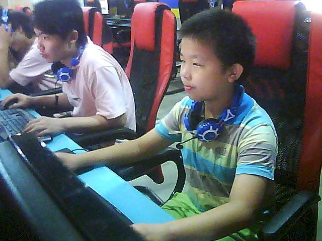 熊孩子的保證書：媽媽給我充點券，我就戒了LOL！