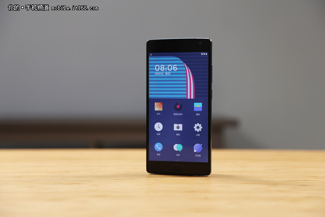 HTC One M9+是HTC在今年上半年針對大陸市場特別推出了旗艦機型，相比于M9，HTC One M9+加入了指紋識別功能，并且采用了更大尺寸的2K分辨率屏幕。同時也延續(xù)了HTC One M8經(jīng)典的全金屬一體成型機身以及后置雙攝像頭。現(xiàn)在我們發(fā)現(xiàn)這款上市價格高達4999元的手機直降兩千五，在國美在線僅售2489元!有打算購入M9+的小伙伴一定要抓住這次機會哦!