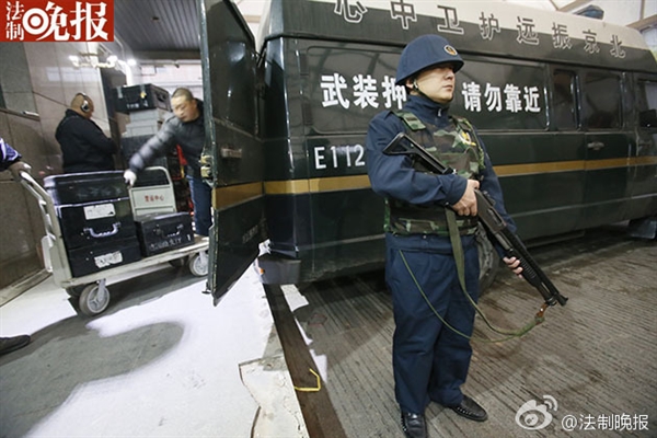 新版人民幣出庫實拍！43輛特種車排隊取運