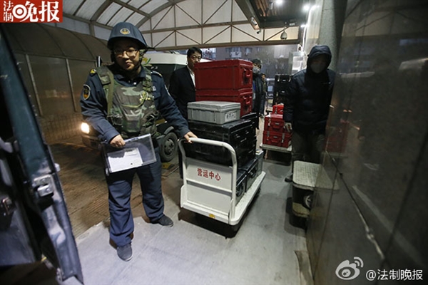 新版人民幣出庫實拍！43輛特種車排隊取運