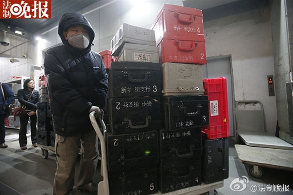 新版人民幣出庫實拍！43輛特種車排隊取運