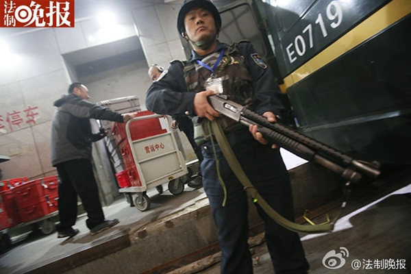 新版人民幣出庫實拍！43輛特種車排隊取運