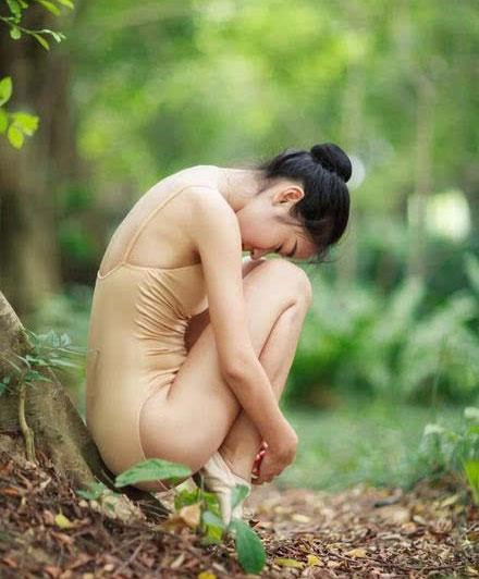 20歲中國(guó)妹子被封“世界最美身材”：叢林大秀一字馬