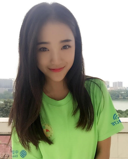 20歲中國(guó)妹子被封“世界最美身材”：叢林大秀一字馬