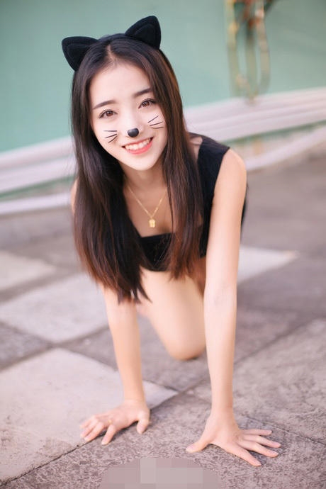 20歲中國(guó)妹子被封“世界最美身材”：叢林大秀一字馬