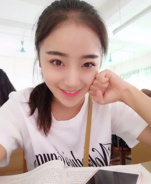 20歲中國(guó)妹子被封“世界最美身材”：叢林大秀一字馬