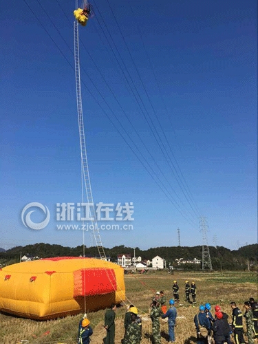 男子玩滑翔傘遇險：掛在11萬伏高壓線上