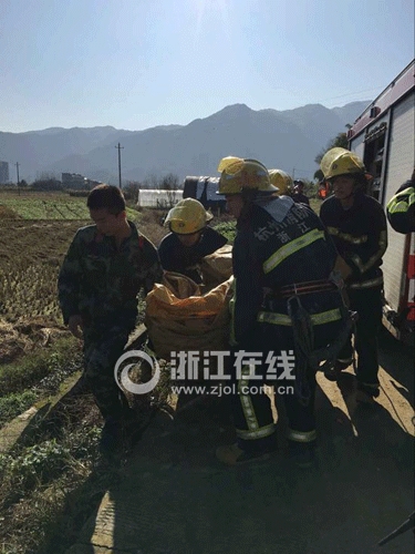 男子玩滑翔傘遇險：掛在11萬伏高壓線上