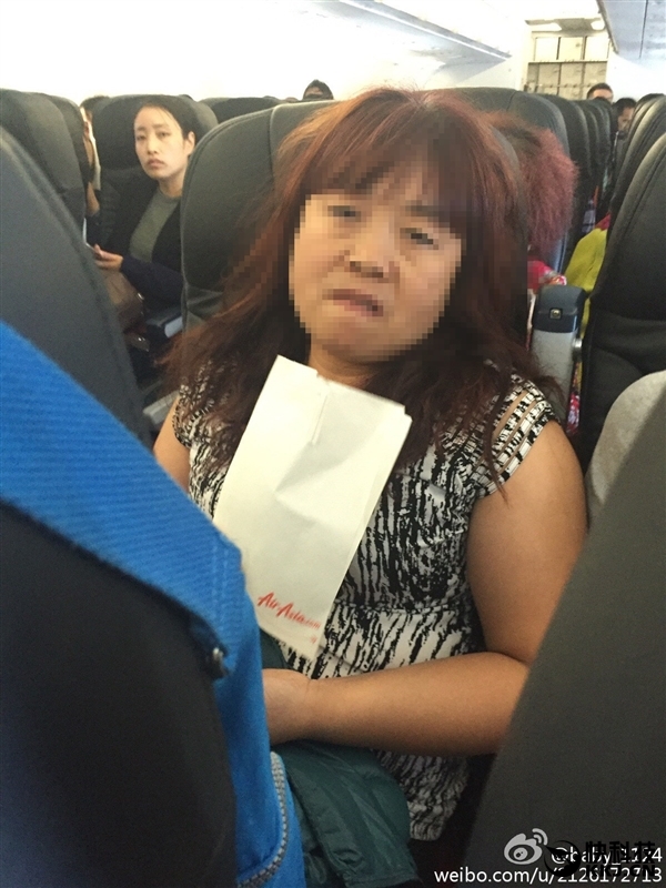 大媽國際航班上脫鞋涼腳 航空公司:不違規(guī) 但沒素質(zhì)