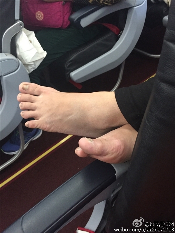 大媽國際航班上脫鞋涼腳 航空公司:不違規(guī) 但沒素質(zhì)