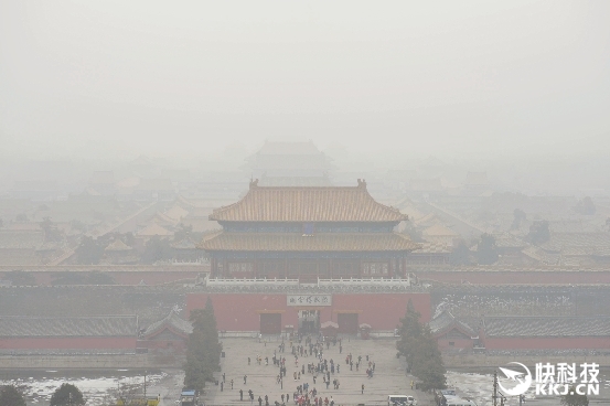北京首次啟動霧霾紅色預警！<a href=/smart/qiche/ target=_blank class=infotextkey>汽車</a>限行 中小學停課