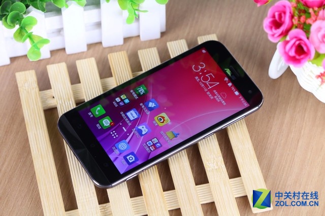 華碩鷹眼ZenFone Zoom是一款以拍照見長的機型，其后置相機為1300萬像素，采用Panasonic SmartFSI傳感器，10枚HOYA鏡片，擁有雙色溫LED閃光燈，可實現3倍光學變焦、OIS光學防抖，并擁有75°廣角。前置攝像頭則是主流的500萬像素，擁有f/2.0大光圈及88°廣角，考慮到用戶的自拍需求，也加入了美顏模式。