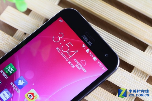 華碩鷹眼ZenFone Zoom是一款以拍照見長的機型，其后置相機為1300萬像素，采用Panasonic SmartFSI傳感器，10枚HOYA鏡片，擁有雙色溫LED閃光燈，可實現3倍光學變焦、OIS光學防抖，并擁有75°廣角。前置攝像頭則是主流的500萬像素，擁有f/2.0大光圈及88°廣角，考慮到用戶的自拍需求，也加入了美顏模式。