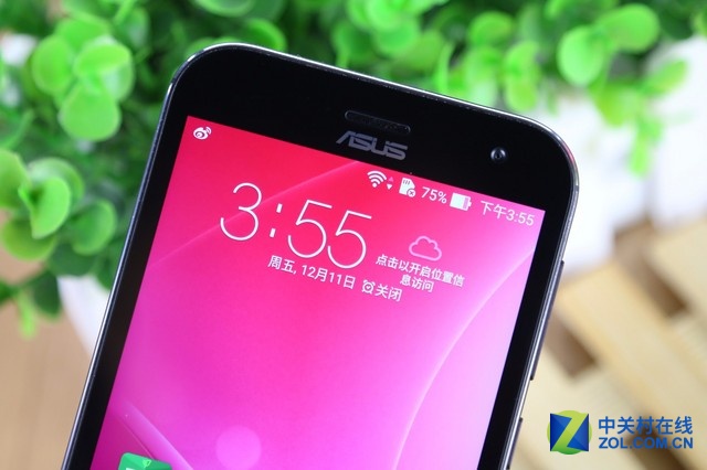 華碩鷹眼ZenFone Zoom是一款以拍照見長的機型，其后置相機為1300萬像素，采用Panasonic SmartFSI傳感器，10枚HOYA鏡片，擁有雙色溫LED閃光燈，可實現3倍光學變焦、OIS光學防抖，并擁有75°廣角。前置攝像頭則是主流的500萬像素，擁有f/2.0大光圈及88°廣角，考慮到用戶的自拍需求，也加入了美顏模式。
