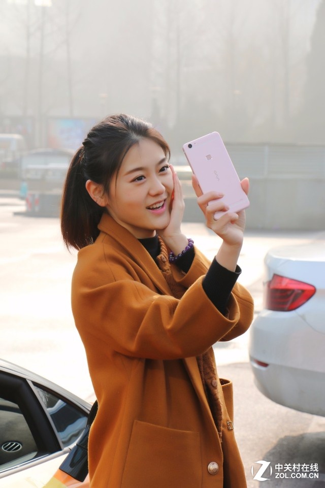 夠快！蘭博基尼載美女送vivo X6Plus  