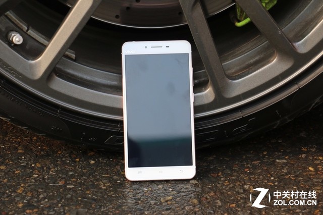 夠快！蘭博基尼載美女送vivo X6Plus  
