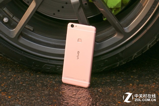 夠快！蘭博基尼載美女送vivo X6Plus  
