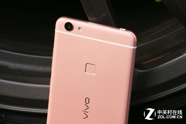 夠快！蘭博基尼載美女送vivo X6Plus  