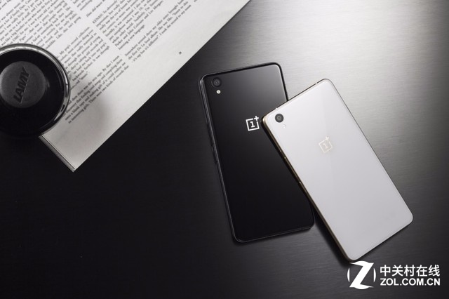 10月29日發(fā)布的一加手機(jī)X搭載高通驍龍801處理器+2GB RAM，提供16GB ROM，擁有5英寸AMOLED顯示屏，前置800萬(wàn)像素?cái)z像頭，后置1300萬(wàn)像素?cái)z像頭，售價(jià)1499元。