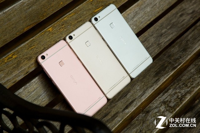 vivo X6是vivo于11月30日在北京水立方發布的年度旗艦產品之一，目前該機已經在全國全面上市，其中雙4G版售價為2498元、全網通版售價為2598元、同時在vivo官方商城也開啟豪禮預約銷售，并于12月7日在線上現貨搶購。那么這樣一款引發了全民關注的<a href=/mobile/ target=_blank class=infotextkey>智能手機</a>到底如何呢？能不能成為2016年街機呢？來，先看看臉！