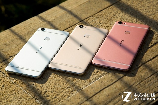 夠快才暢快vivo X6正面采用了2.5D弧面玻璃，并用鋯砂噴涂工藝，經過57道工序和3448秒的一體化真?全金屬機身，其金屬占比達了業內最高的98.3%，并擁有金色、銀色和玫瑰金三個顏色，加上流線美弧設計，使得該機擁有擁有極佳手感。