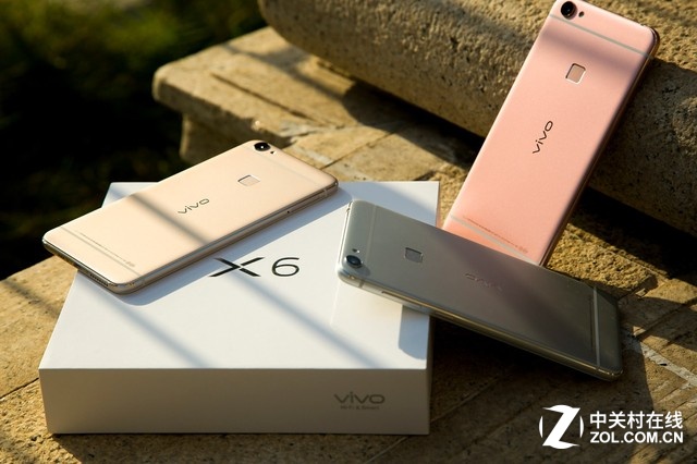 同時，夠快才暢快vivo X6使用了vivo天線革新技術解決信號問題：特征模射頻天線+智能雙天線，使得天線靈敏度提升50%，并能根據信號環境自動匹配最佳射頻電路，獲得最佳的通話體驗。
