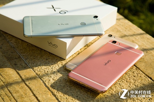 功能上，夠快才暢快vivo X6搭載了vivo基于Android 5.1深度定制開發的Funtouch OS 2.5<a href=/pc/system/ target=_blank class=infotextkey>系統</a>，擁有人性化進程管理、改進的ART虛擬機機制、根據使用場景自動調節<a href=/tags/137-0.html target=_blank class=infotextkey>CPU</a>運行模式的CPU場景識別系統、可以使程序開啟速度提升20%的快速響應機制等等，不但讓系統自帶程序的<a href=/tags/2778-0.html target=_blank class=infotextkey>內存</a>占用降低了25%以上，還擁有超過三十項的流暢性優化。