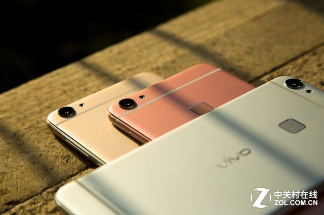 并且，夠快才暢快vivo X6支持分屏多任務，可以實現在同一屏幕一邊看視頻、一邊聊<a href=/tags/29-0.html target=_blank class=infotextkey>微信</a>，不用再來回切換，既為用戶節省了更多的流量，不用收到廣告的騷擾，更為用戶節省了操作的時間、提升了操作體驗。