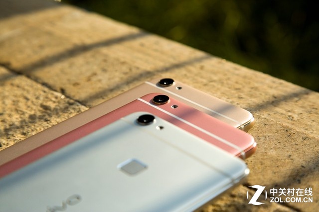 同時，夠快才暢快vivo X6還搭載了熄屏解鎖僅0.4秒、亮屏解鎖僅0.2秒的360度極速按壓式指紋識別，屬于行業最快水準。