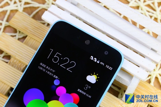 中興Blade A1配有5英寸大小的HD屏，聯(lián)發(fā)科MT6735處理器以及2GB+16GB的內(nèi)存組合，運(yùn)行全新基于Android5.1系統(tǒng)的Mifavor3.2系統(tǒng)。拍照端該機(jī)則配備有1300萬像素+800萬像素鏡頭的組合，還有2800毫安時的電池，并且可以支持雙卡雙待。