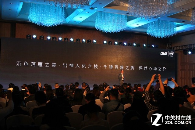 主打3倍光學變焦的華碩鷹眼依舊搭載了強勁的Intel Atom處理器和4GB運存，機身加入了金屬邊框和小牛皮高檔皮革，為手機帶來全方位的旗艦體驗。2.5GHz/128GB版售價3199元，2.3GHz/64GB版本僅售2799元，目前已經在京東接受預定，12月18日正式開售。