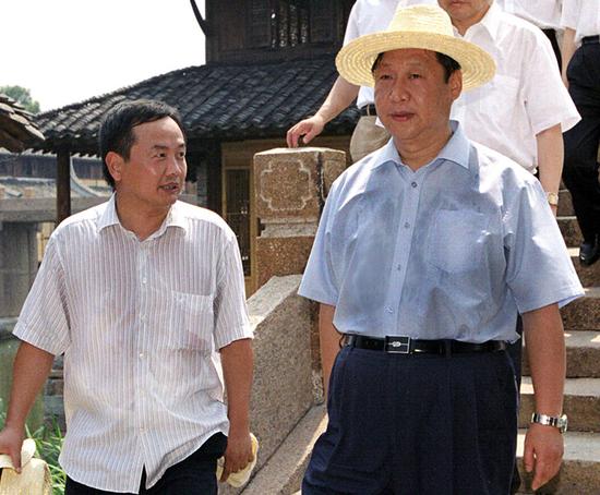 2005年8月3日，時(shí)任中共浙江省委書(shū)記、省人大常委會(huì)主任習(xí)近平到烏鎮(zhèn)調(diào)研，時(shí)任烏鎮(zhèn)古鎮(zhèn)保護(hù)與旅游開(kāi)發(fā)管委會(huì)主任陳向宏匯報(bào)古鎮(zhèn)情況。圖/徐建榮 攝
