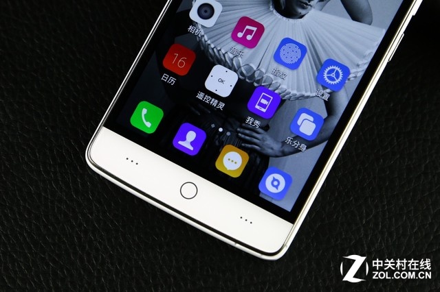 TCL樂玩2C的“樂控2.0”功能通過紅外傳感器，能夠幫助用戶<a href=/mobile/ target=_blank class=infotextkey>手機</a>遙控空調、電視設備，針升級后的紅外技術2.0以及全面優化的樂玩軟件，可以實現99%的精準遙控。