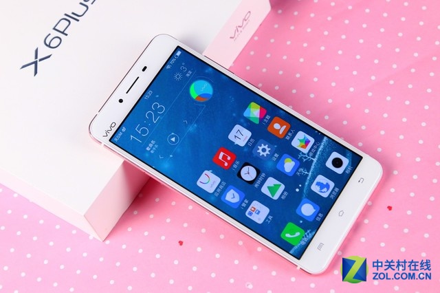 vivo X6Plus在采用64位8核處理器+4GB超大運存的同時，搭載了5.7英寸的超大屏幕，同時還內置了64GB超大的存儲容量，并同樣支持最大128GB的內存卡拓展，vivo X6Plus還將電池容量升級到3000毫安的超大電池，配合雙引擎閃充功能讓續航更加長久，充電更加方便。vivo X6Plus和X6一樣，采用了2.5D弧面玻璃配合金屬占比達到業內最高的98.3%的一體化機身。