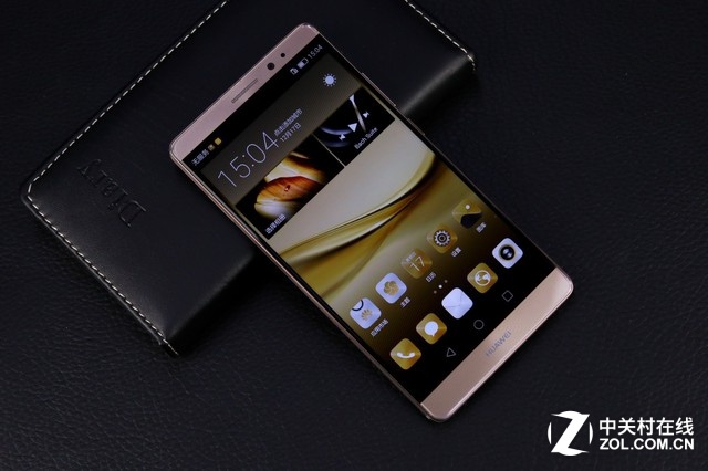 搭載了麒麟950的華為Mate 8同時(shí)也是華為旗下首款搭載Android 6.0的<a href=/mobile/ target=_blank class=infotextkey>智能手機(jī)</a>，絕對(duì)搶眼的配置，奢華精湛的工藝設(shè)計(jì)，打造出這款極致的Mate 8，加上全新推出的摩卡金配色更是使該機(jī)得到了更多用戶的青睞。