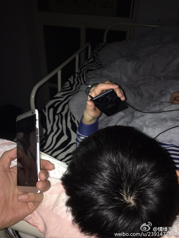 大學宿舍熄燈后與女友視頻 室友為其舉燈照明