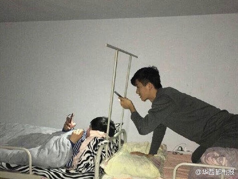 大學宿舍熄燈后與女友視頻 室友為其舉燈照明