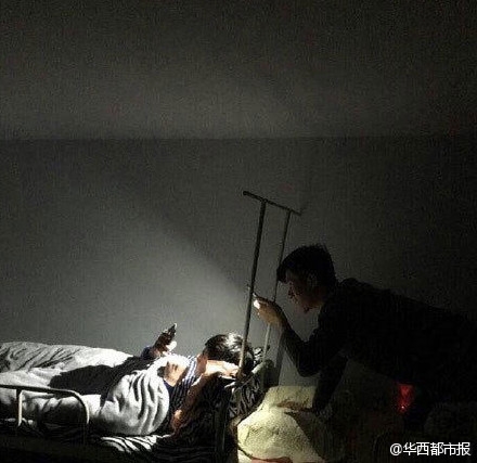 大學宿舍熄燈后與女友視頻 室友為其舉燈照明