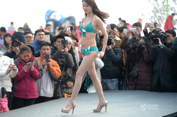 沒法直視！零下3度女大學(xué)生集體泳裝：只為1萬獎金