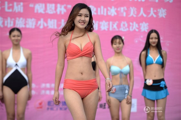 沒法直視！零下3度女大學(xué)生集體泳裝：只為1萬獎金
